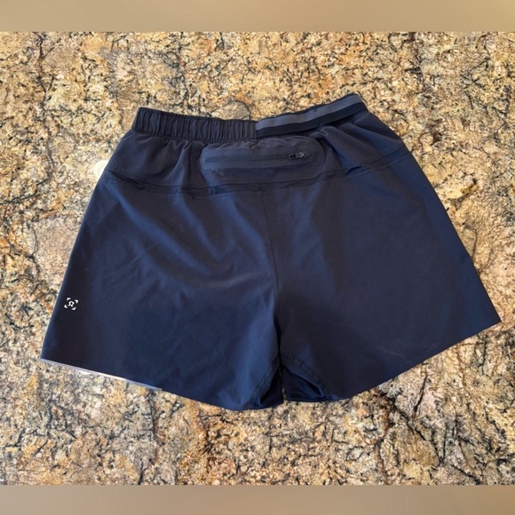 lululemon / Black Men’s Linerless Shorts 5” size M - Picture 3 of 4